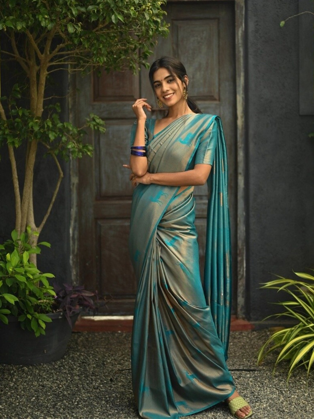 

HOLLYBEE TELLS Woven Design Zari Pure Silk Mysore Silk Saree, Blue