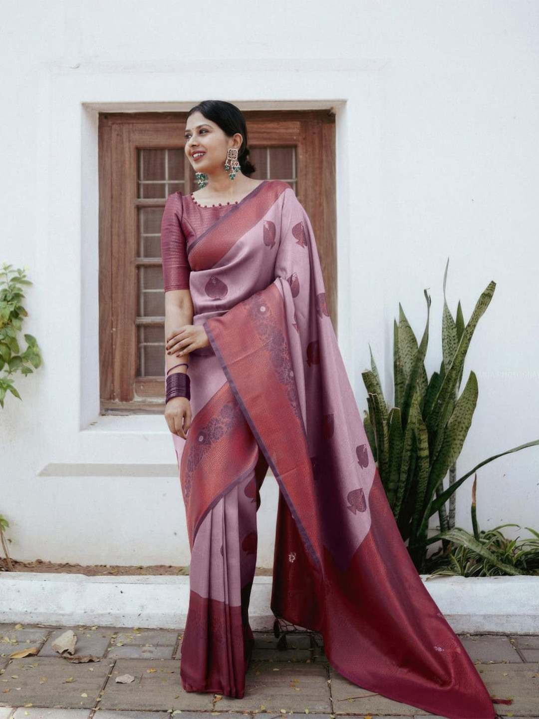 

HOLLYBEE TELLS Woven Design Pure Silk Saree, Red