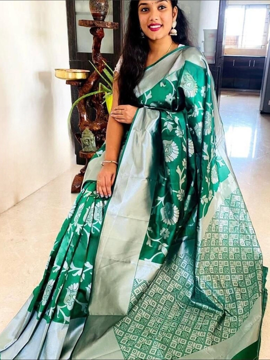 

HOLLYBEE TELLS Ethnic Motifs Woven Design Zari Pure Silk Kanjeevaram Saree, Green