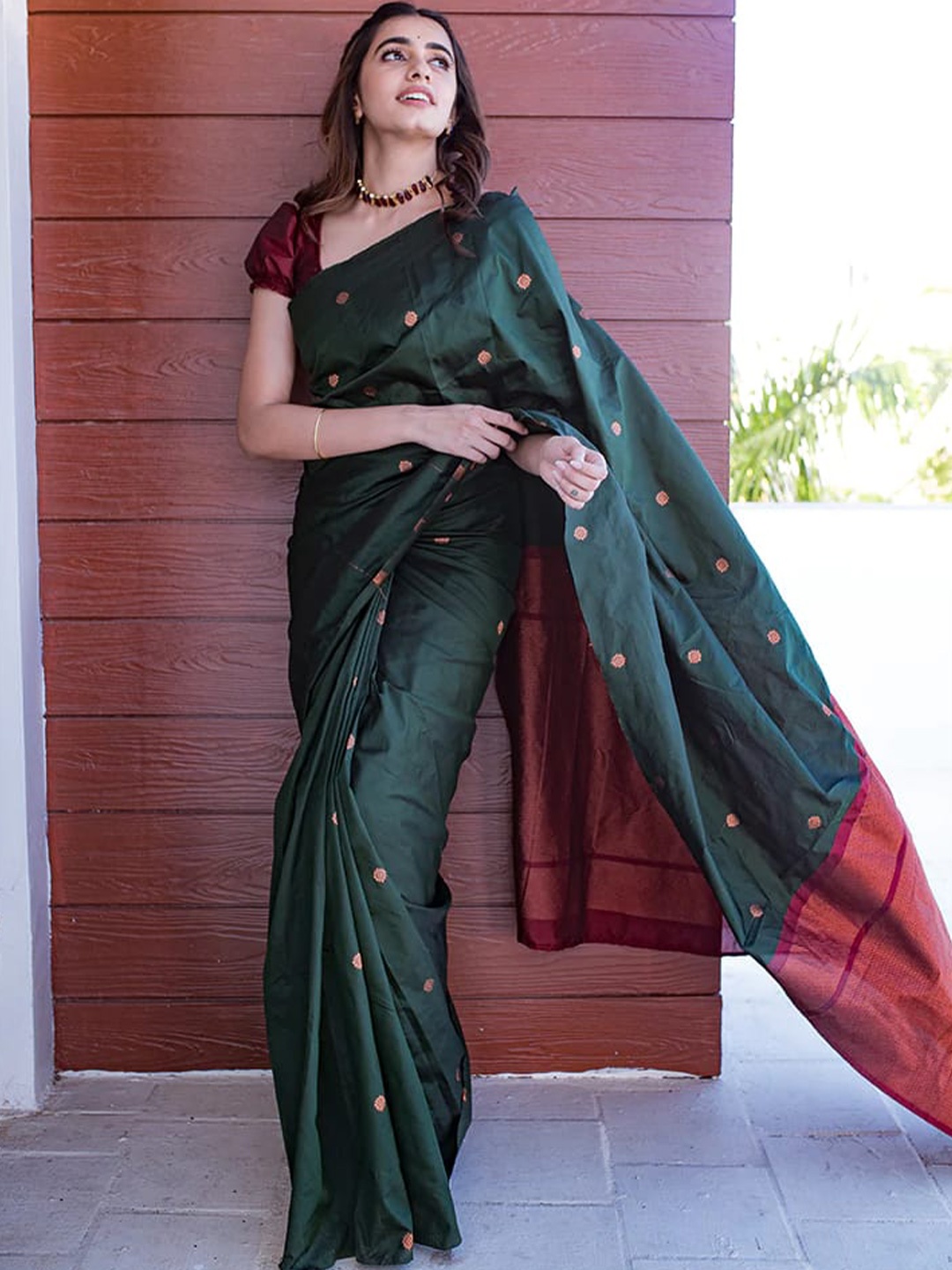 

HOLLYBEE TELLS Ethnic Motifs Woven Design Zari Pure Silk Kanjeevaram Saree, Green