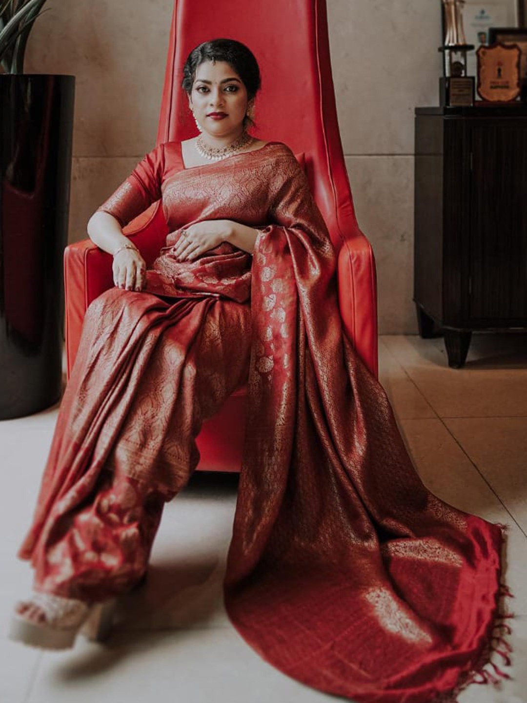 

HOLLYBEE TELLS Ethnic Motifs Woven Design Zari Pure Silk Kanjeevaram Saree, Red