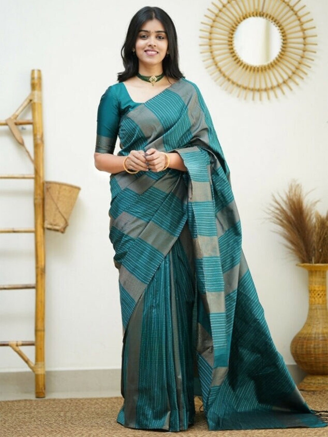

HOLLYBEE TELLS Ethnic Motifs Woven Design Zari Pure Silk Mysore Silk Saree, Blue