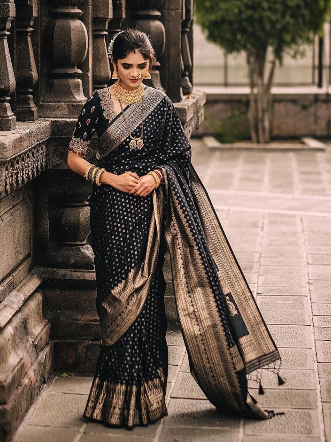 

HOLLYBEE TELLS Ethnic Motifs Woven Design Zari Pure Silk Kanjeevaram Saree, Black
