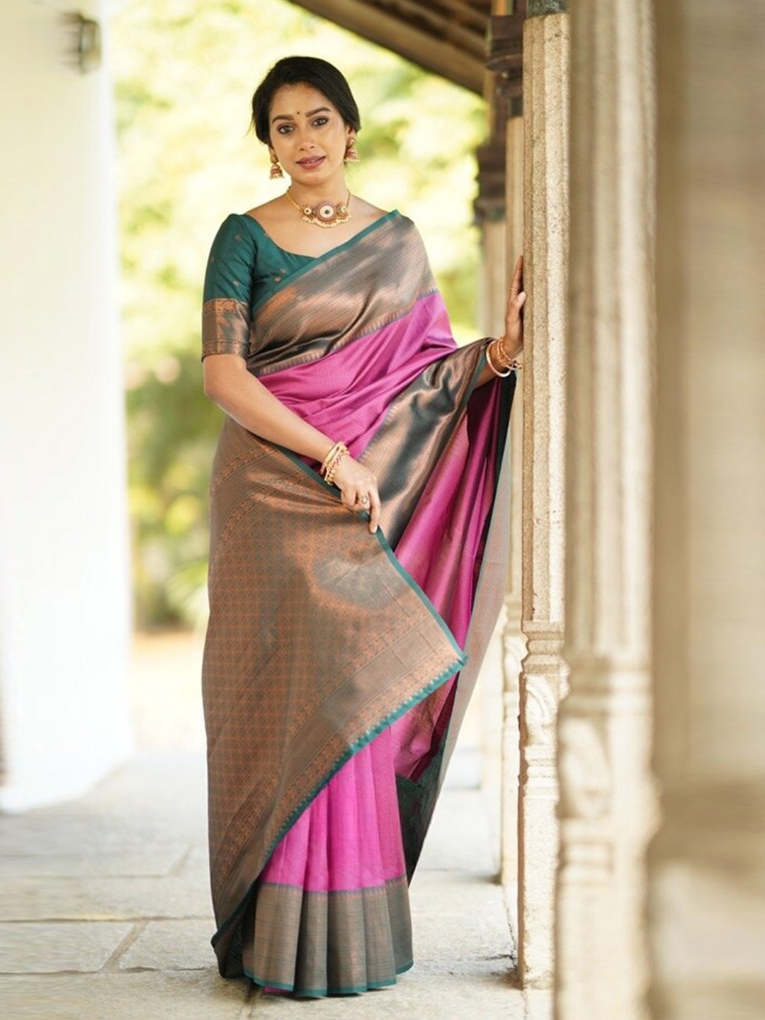 

HOLLYBEE TELLS Woven Design Zari Pure Silk Paithani Saree, Black