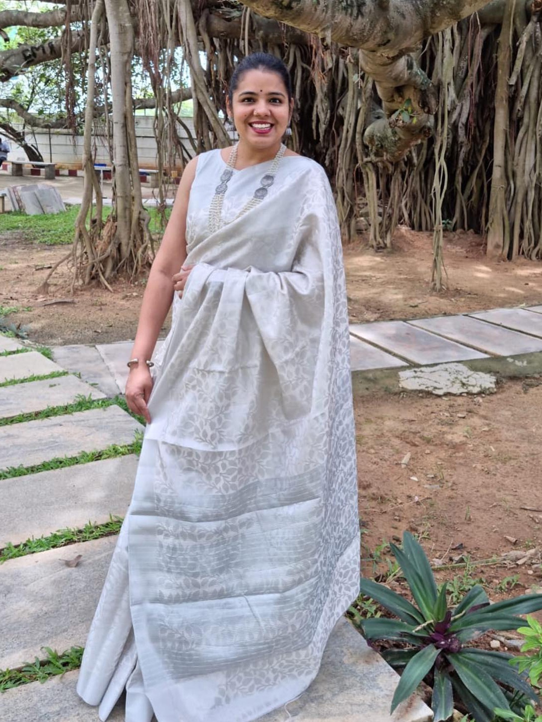 

HOLLYBEE TELLS Ethnic Motifs Woven Design Zari Pure Silk Banarasi Saree, Grey