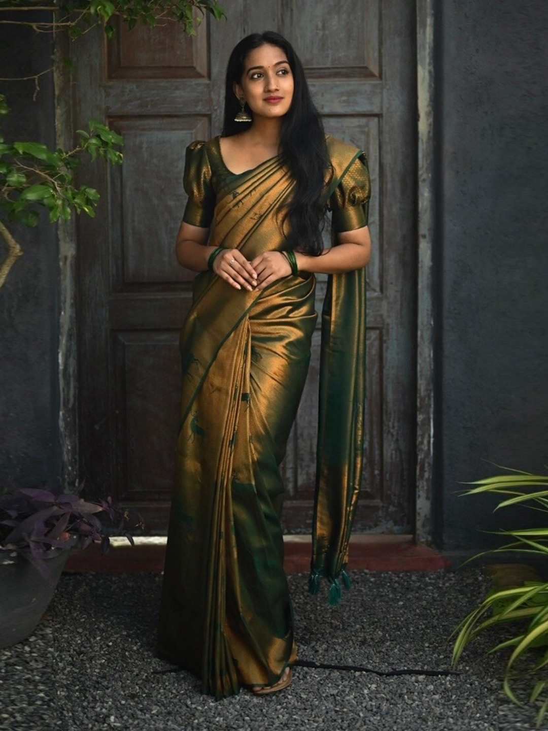 

HOLLYBEE TELLS Ethnic Motifs Woven Design Zari Pure Silk Kanjeevaram Saree, Green