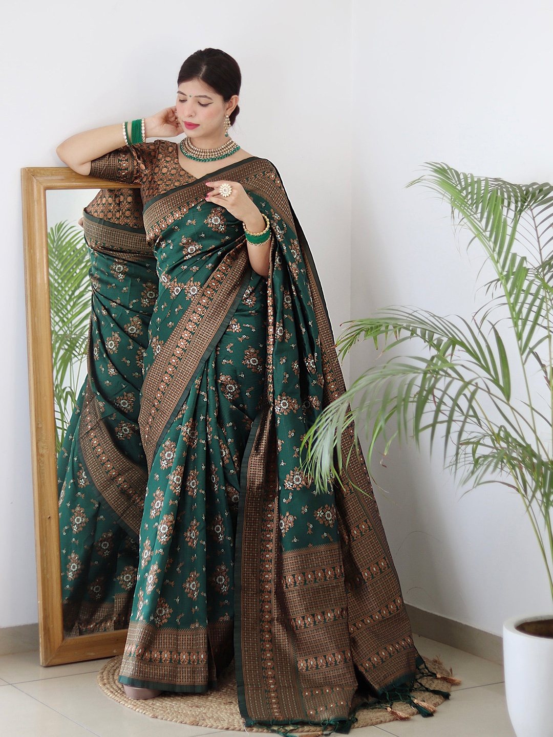 

HOLLYBEE TELLS Woven Design Zari Pure Silk Tussar Saree with Tassels, Green