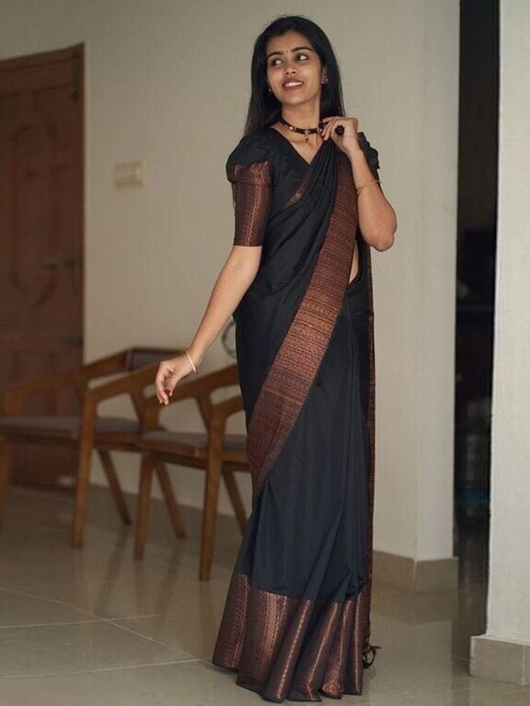 

HOLLYBEE TELLS Zari Pure Silk Paithani Saree, Black