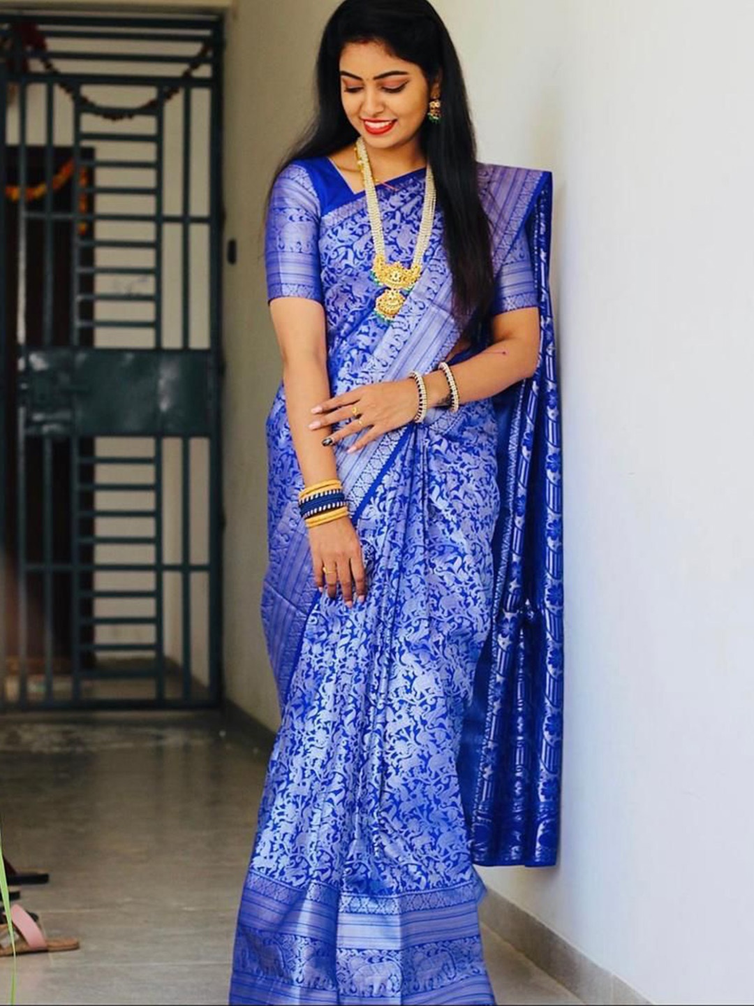 

HOLLYBEE TELLS Ethnic Motifs Woven Design Zari Pure Silk Kanjeevaram Saree, Blue