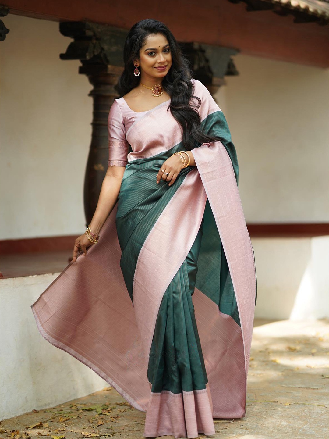 

HOLLYBEE TELLS Striped Woven Design Pure Silk Tussar Saree, Green