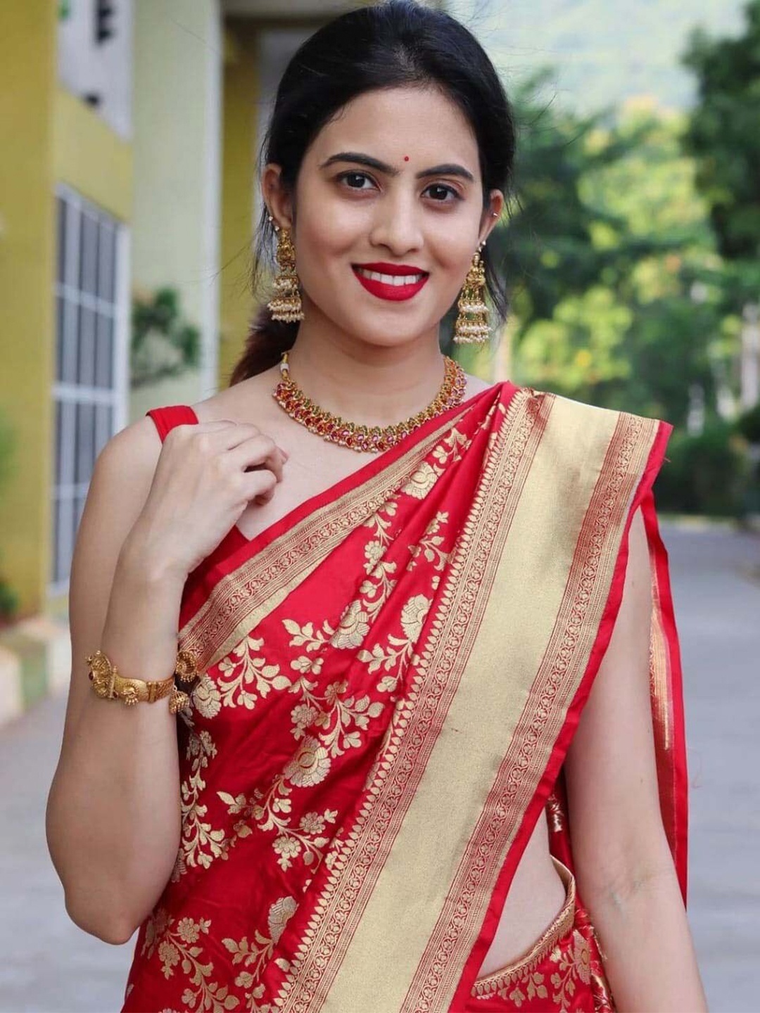 

HOLLYBEE TELLS Ethnic Motifs Zari Pure Silk Banarasi Saree with Tassels, Red