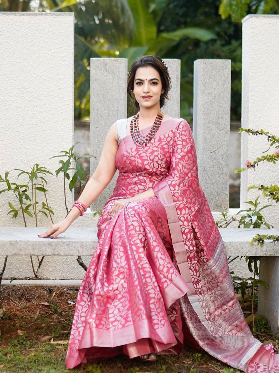 

HOLLYBEE TELLS Ethnic Motifs Woven Design Zari Pure Silk Kanjeevaram Saree, Pink