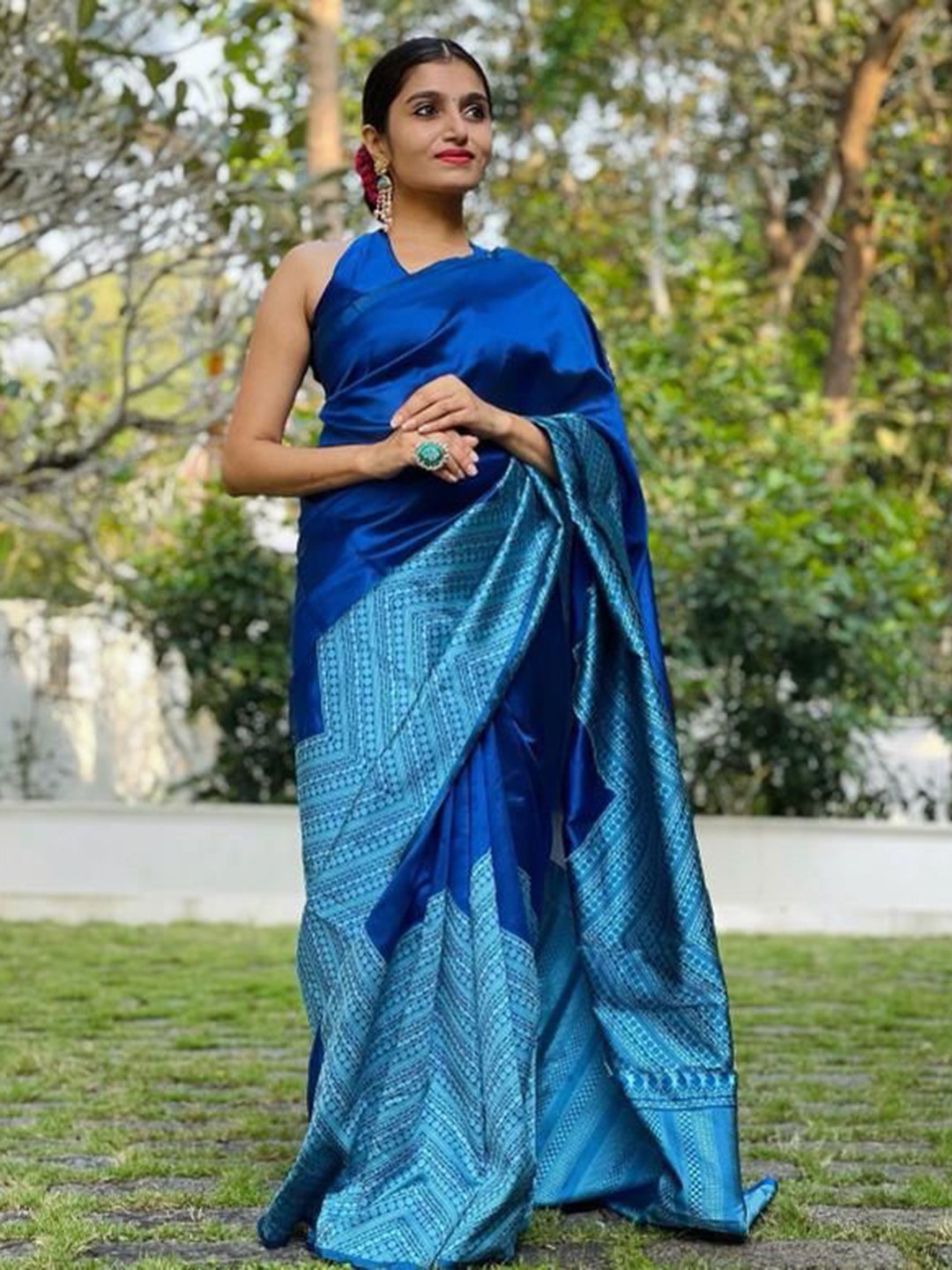

HOLLYBEE TELLS Geometric Woven Design Zari Pure Silk Kanjeevaram Saree, Blue