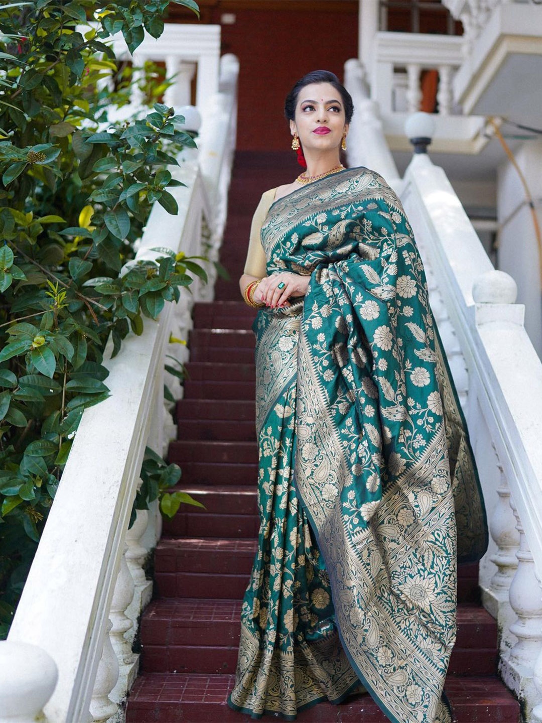 

HOLLYBEE TELLS Ethnic Motifs Woven Design Zari Pure Silk Tussar Saree, Green