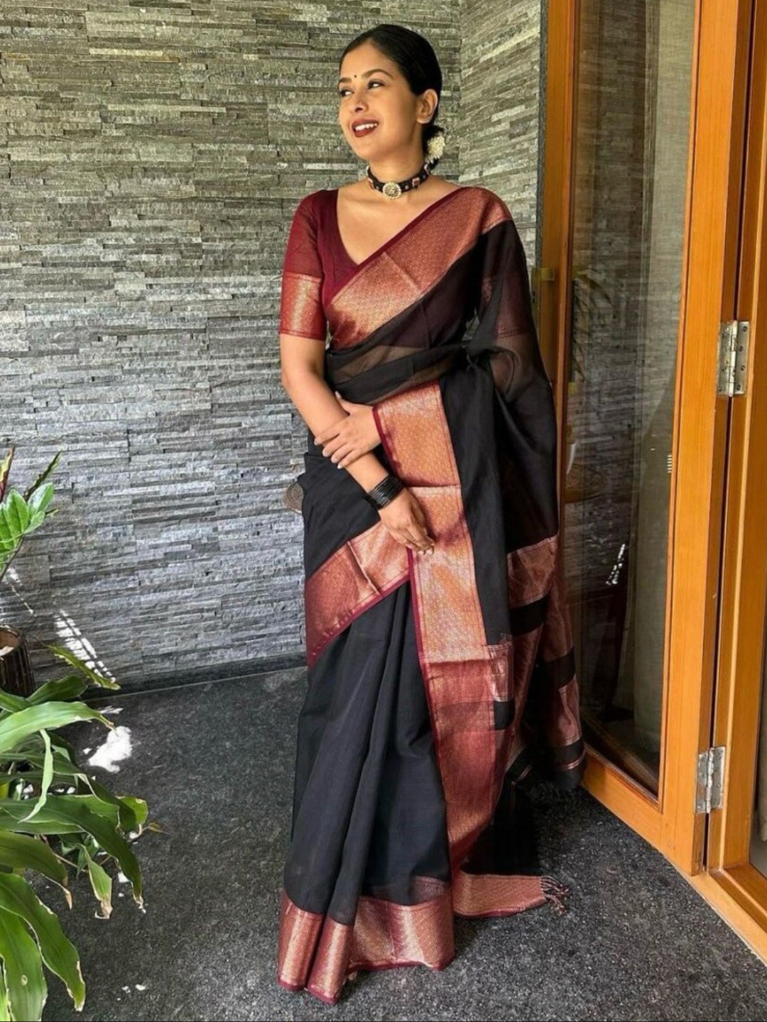 

Flosive Zari Art Silk Banarasi Saree, Black