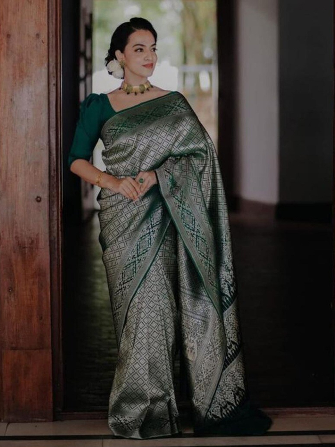 

Flosive Ethnic Motifs Woven Design Zari Art Silk Banarasi Saree, Green