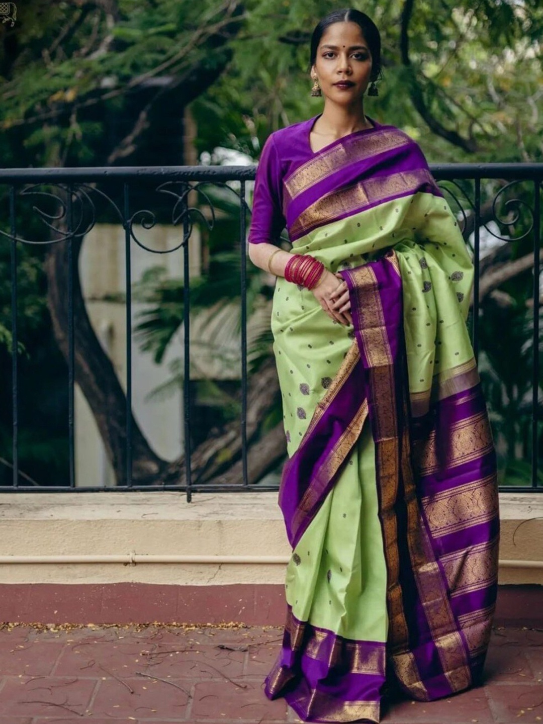 

Flosive Ethnic Motifs Woven Design Zari Art Silk Banarasi Saree, Green