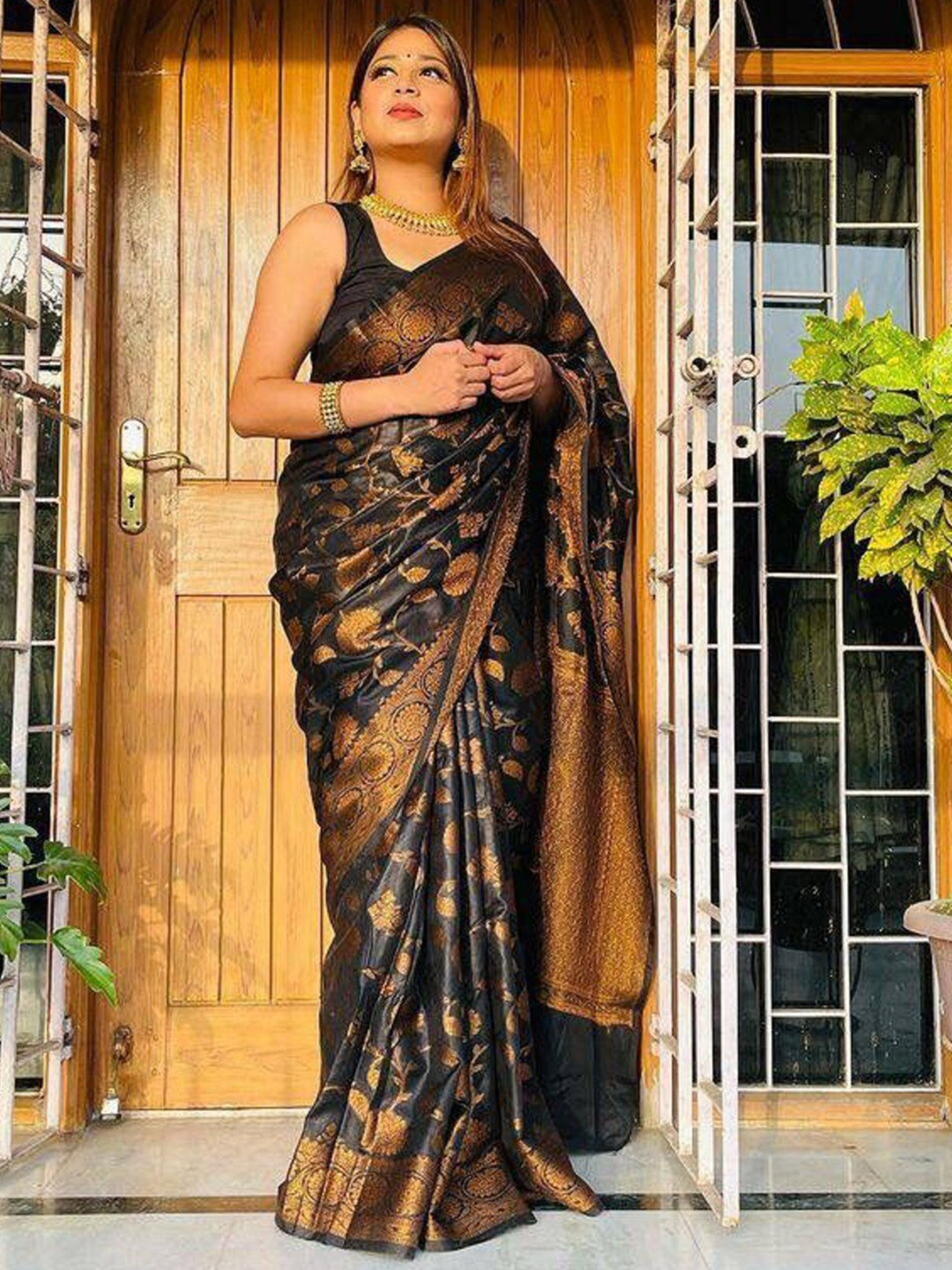 

Flosive Floral Woven Design Zari Art Silk Banarasi Saree, Black