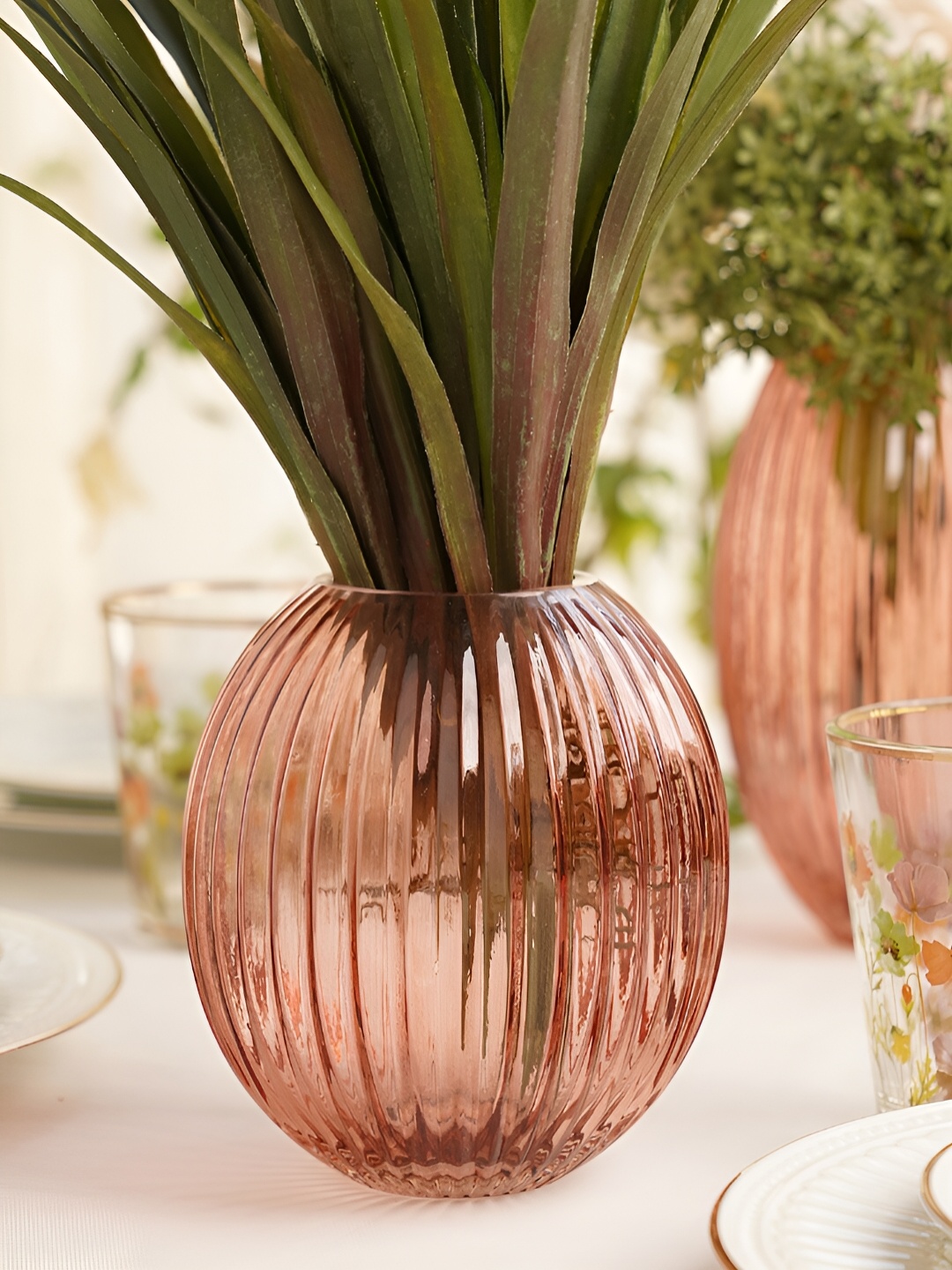 

Pure Home and Living Pink Ribbed Round Glass Vase