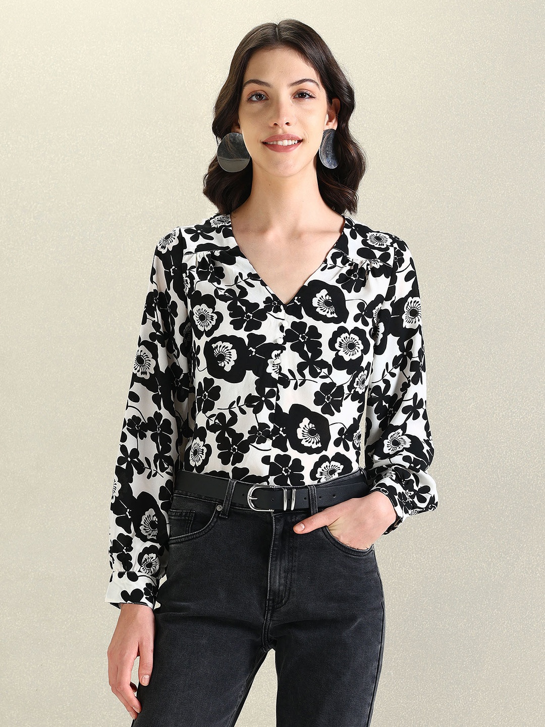 

U.S. Polo Assn. Women Floral Printed V-Neck Cuffed Sleeve Shirt Style Top, Black