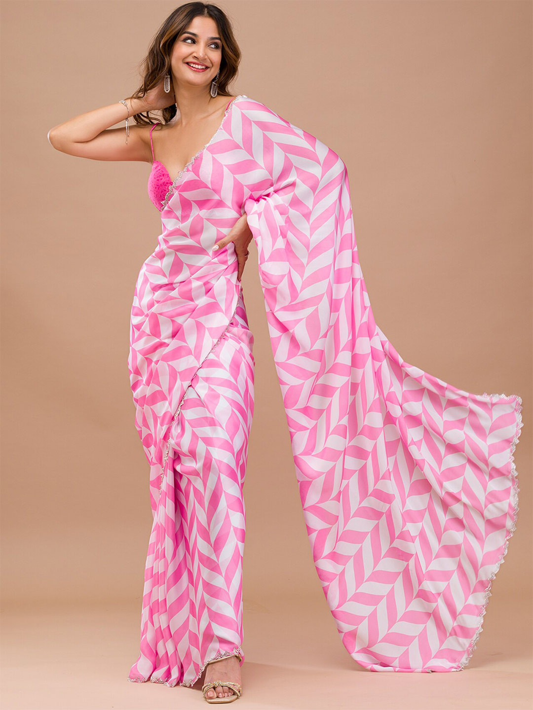 

Koskii Printed Satin Saree, Pink