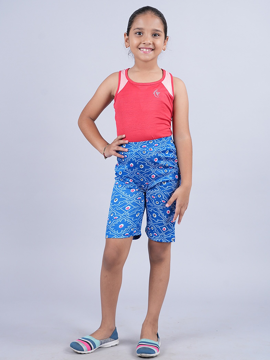 

KiddoPanti Girls Round Neck Sleeveless Top with Shorts, Red