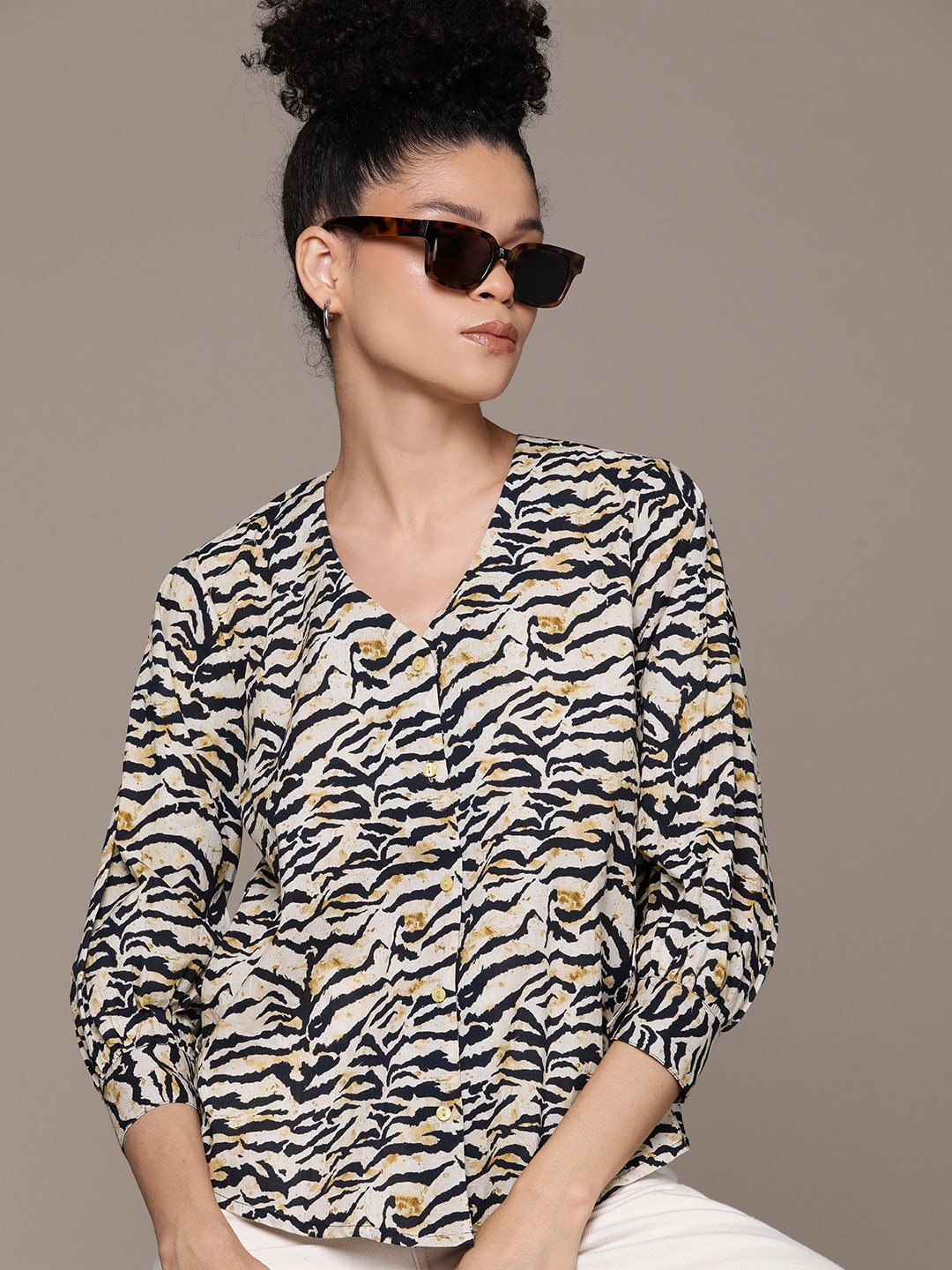 

Roadster Animal Printed Cotton Cambric Casual Shirt, Beige