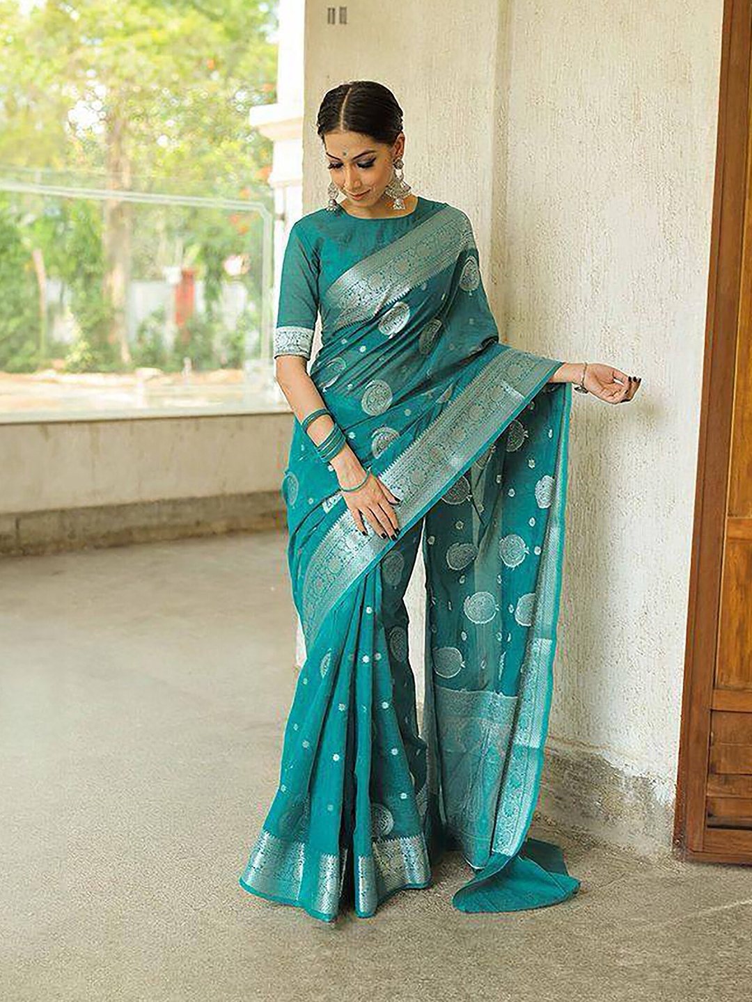 

Aldwych Ethnic Woven Design Zari Banarasi Saree, Green