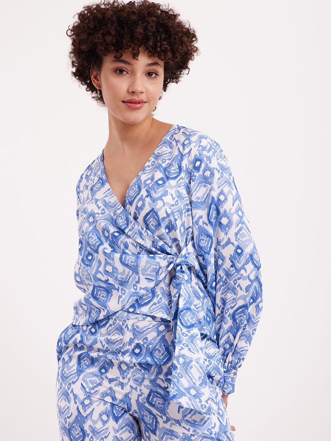 

SHOOLIN Abstract Printed V-Neck Cuffed Sleeve Wrap Top With Trousers, Blue