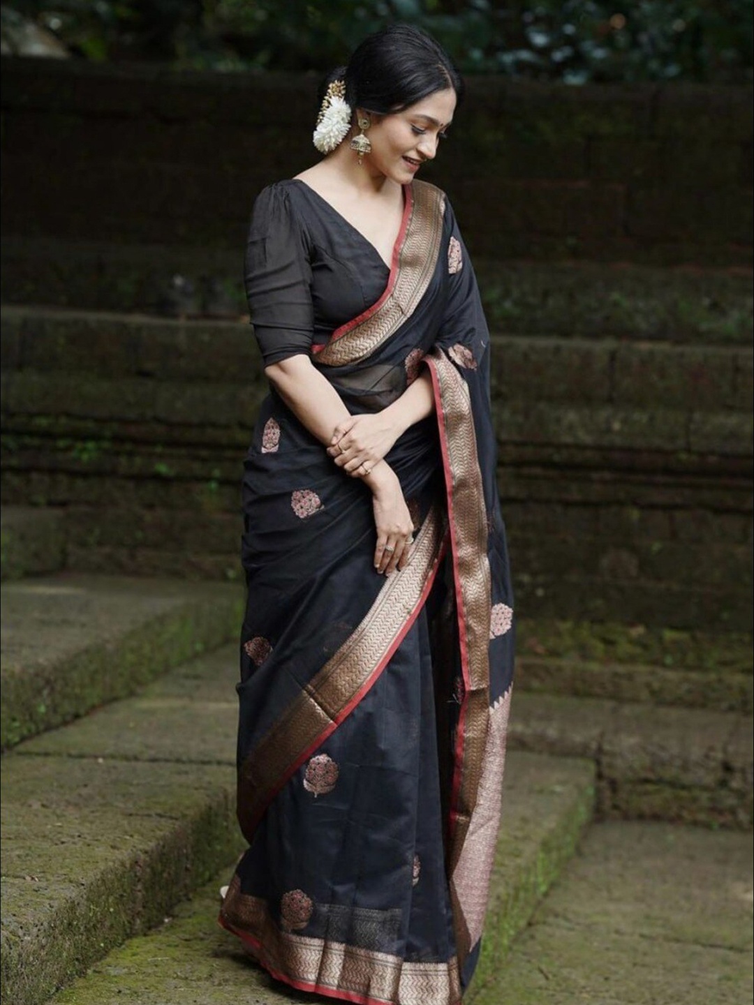 

ESOMIC EXPORT Ethnic Motifs Woven Design Zari Art Silk Banarasi Saree, Black
