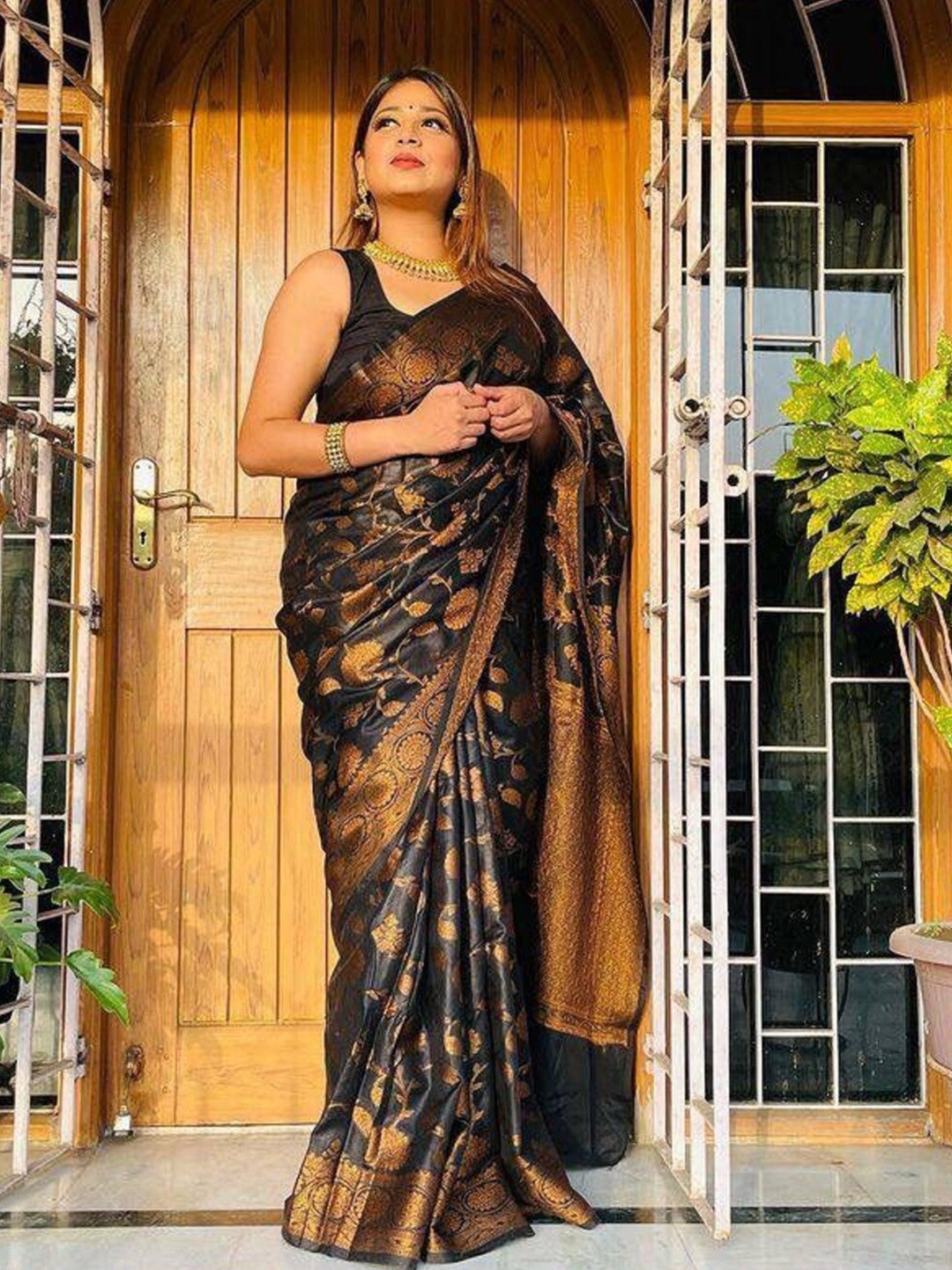 

ESOMIC EXPORT Ethnic Motifs Woven Design Zari Art Silk Banarasi Saree, Black