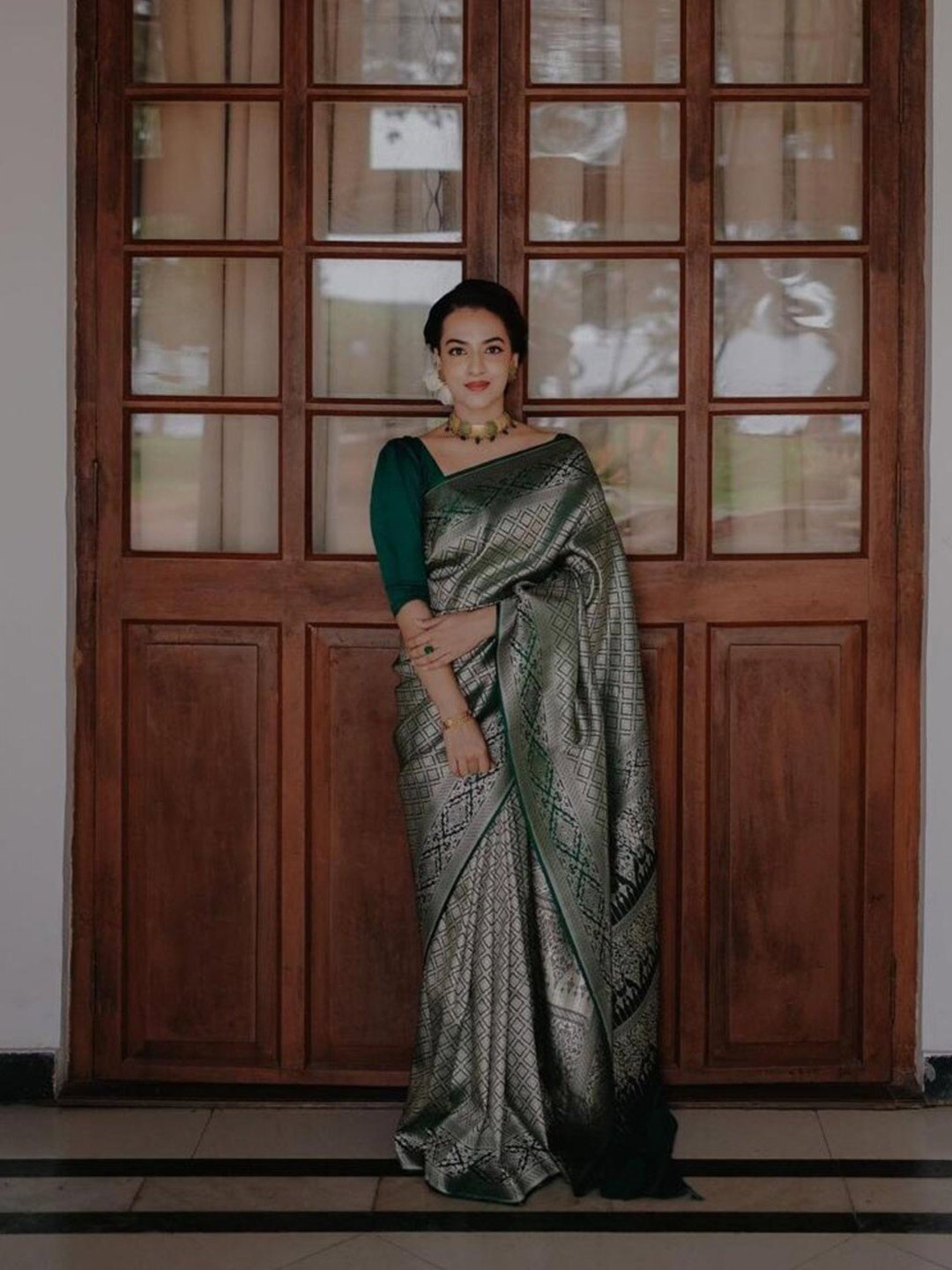 

ESOMIC EXPORT Ethnic Motifs Woven Design Zari Art Silk Banarasi Saree, Green