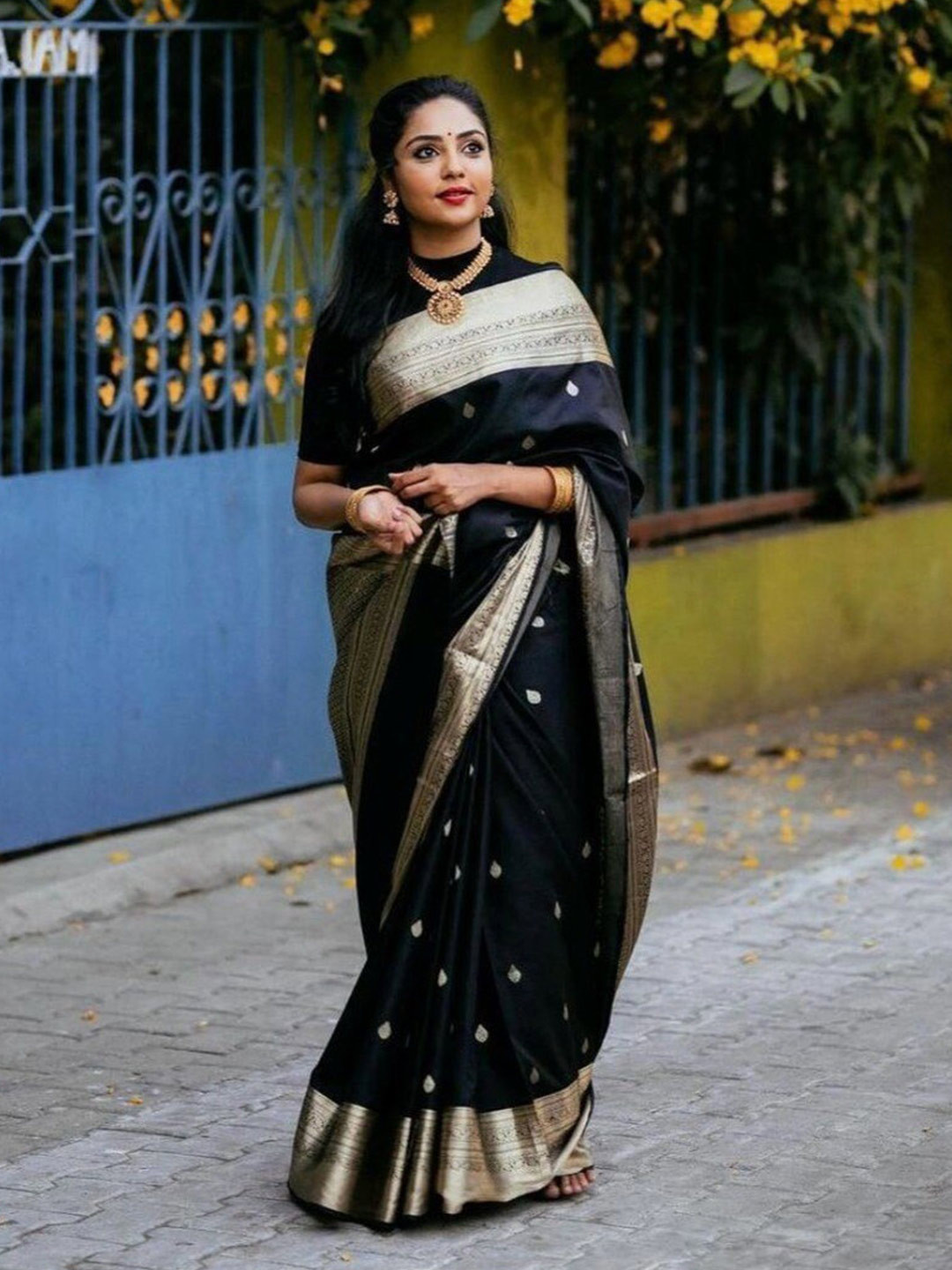 

ESOMIC EXPORT Ethnic Motifs Woven Design Zari Art Silk Banarasi Saree, Black