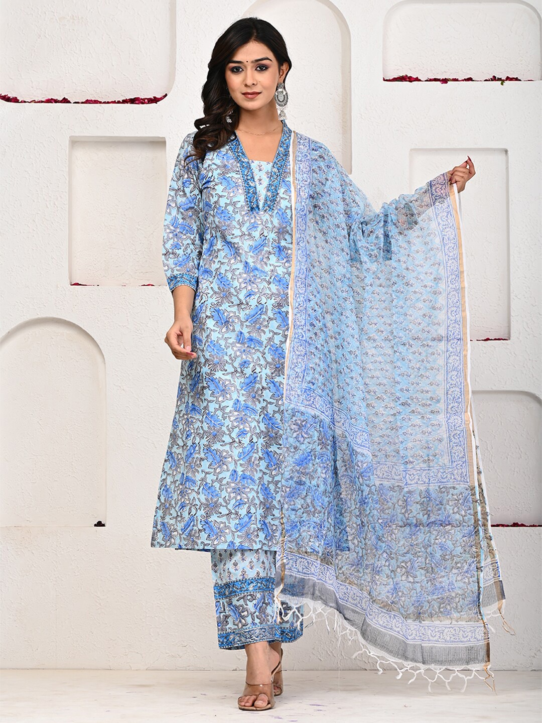 

ARAVALII Floral Printed Regular V-Neck Straight Kurta With Trouser & Dupatta, Blue