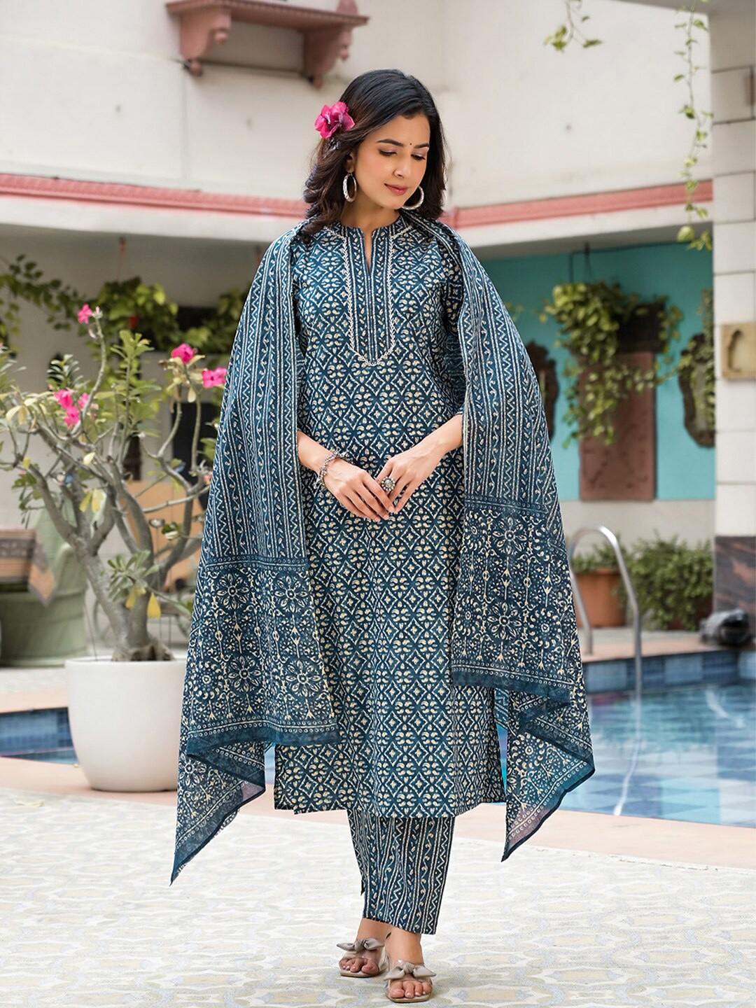 

ARAVALII Floral Printed Regular Straight Kurta With Trousers & Dupatta, Blue