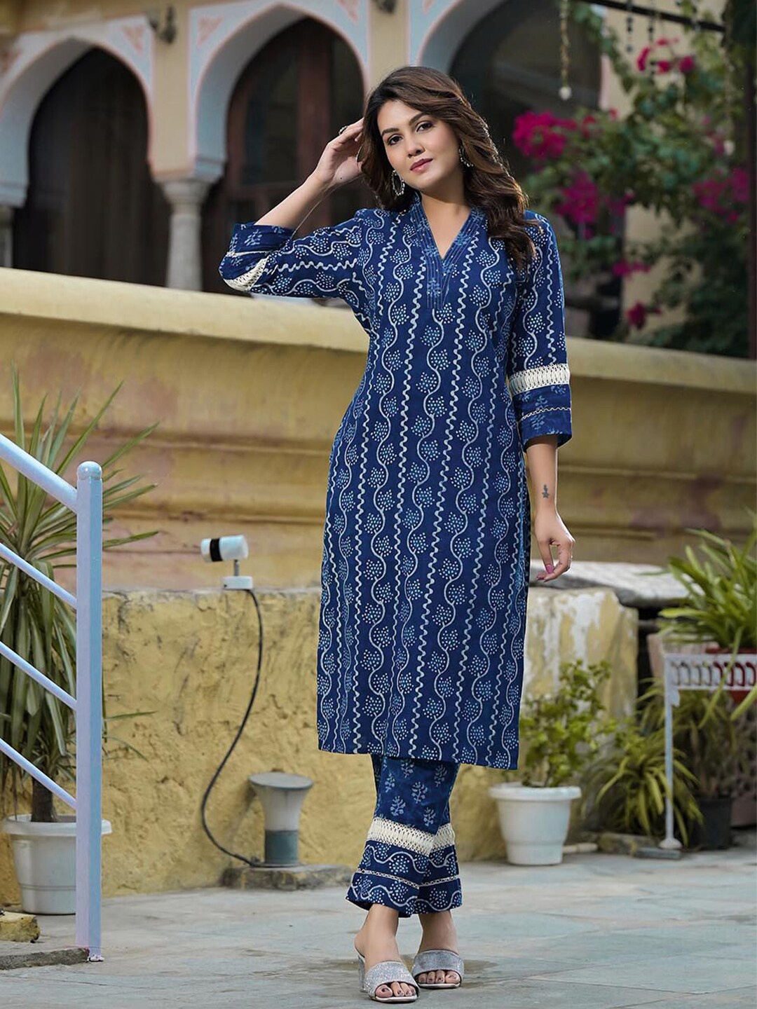

ARAVALII Floral Printed V-Neck Straight Kurta With Trouser, Blue