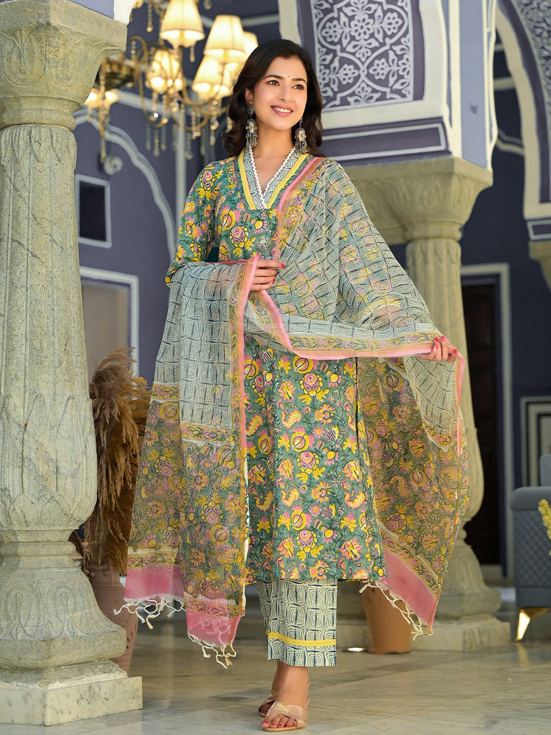 

ARAVALII Floral Printed Regular Straight Kurta With Palazzos & Dupatta, Green