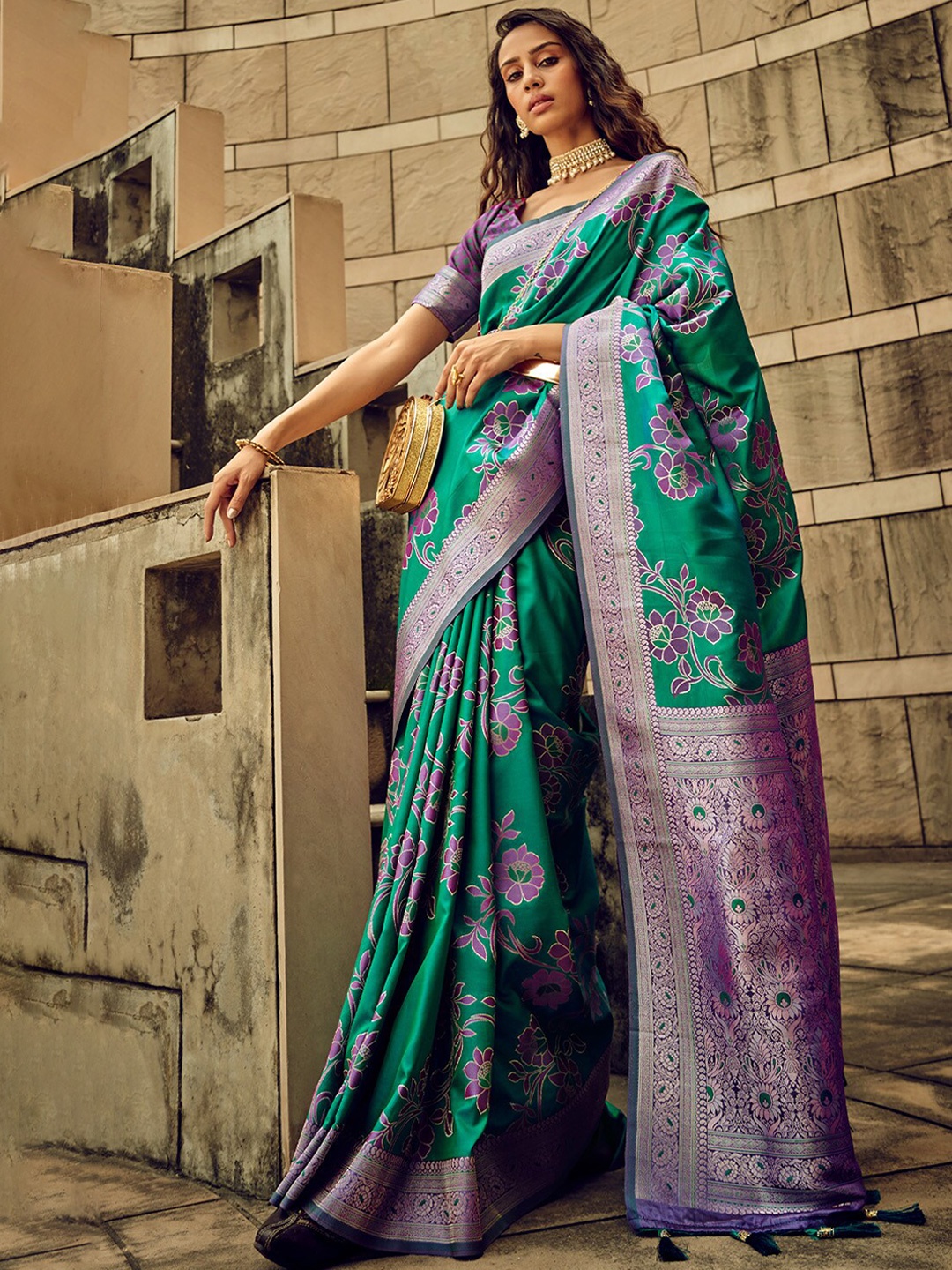 

DEVATITHI Floral Woven Design Satin Banarasi Zari Saree, Green