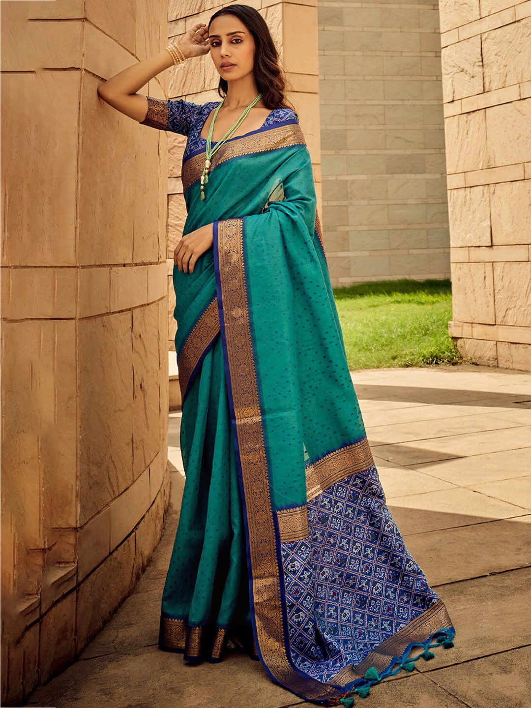 

DEVATITHI Bandhani Printed Zari Banarasi Saree, Blue