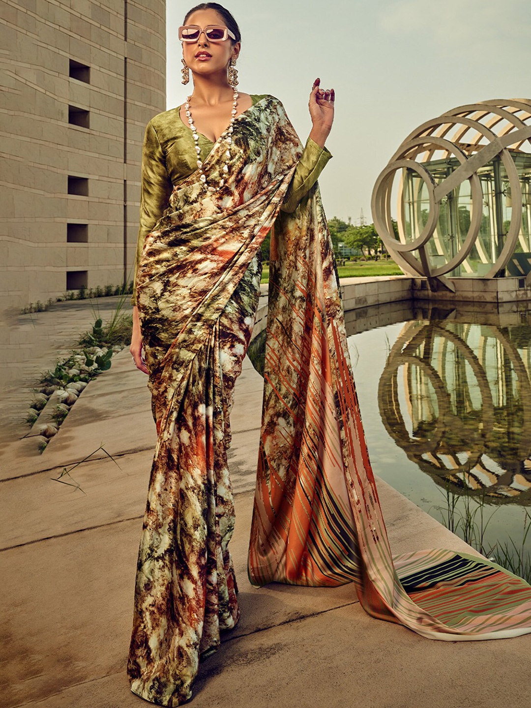 

DEVATITHI Abstract Printed Satin Saree, Green
