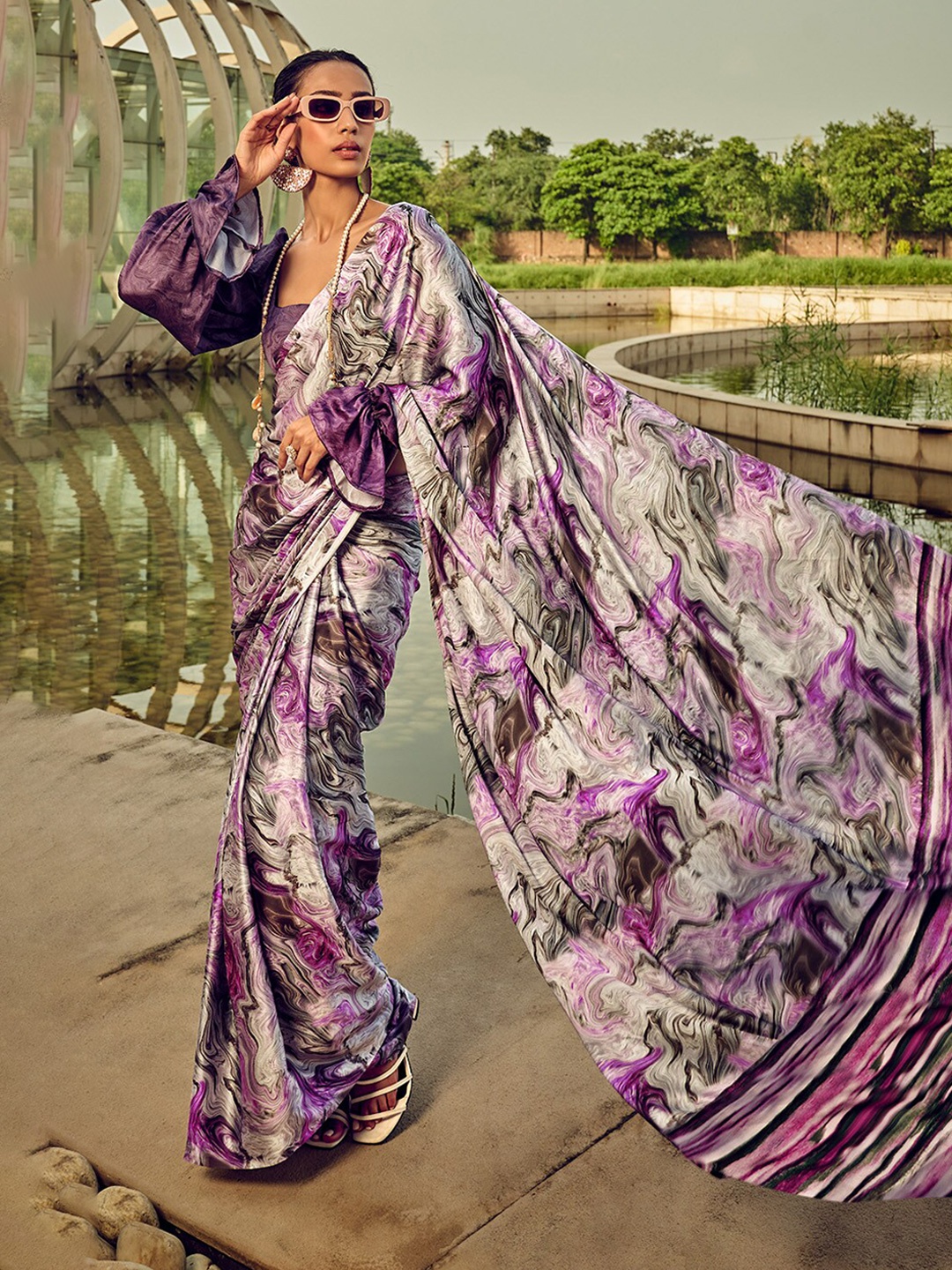 

DEVATITHI Abstract Printed Satin Saree, Purple