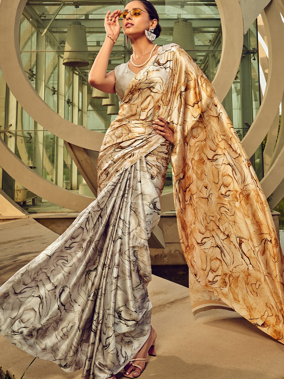 

DEVATITHI Printed Satin Saree, Off white