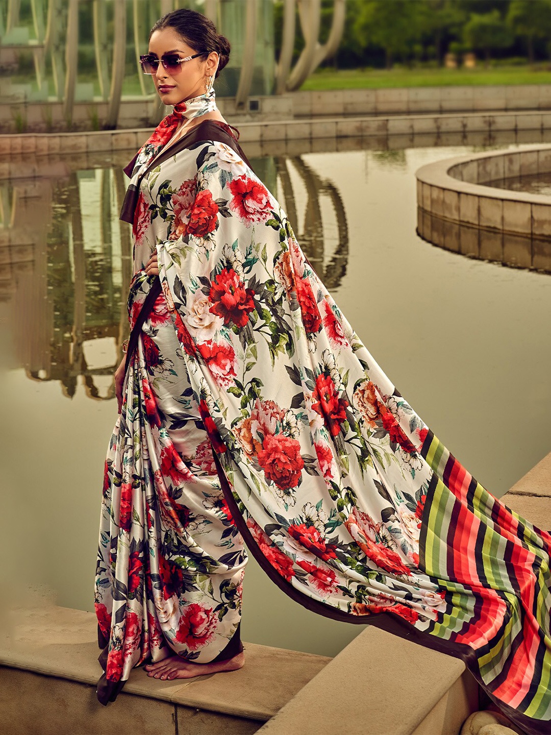 

DEVATITHI Floral Printed Satin Saree, Off white