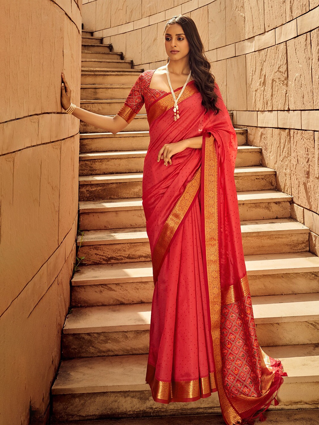 

DEVATITHI Bandhani Zari Banarasi Saree, Red