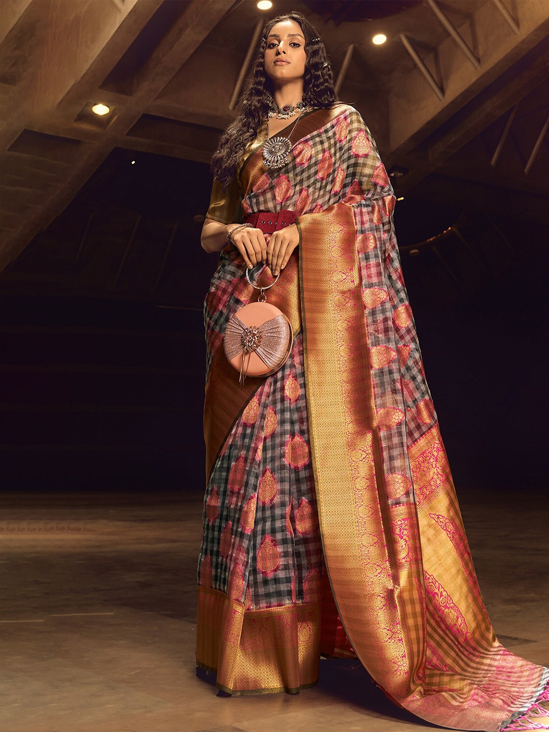 

DEVATITHI Woven Design Zari Banarasi Saree, Navy blue