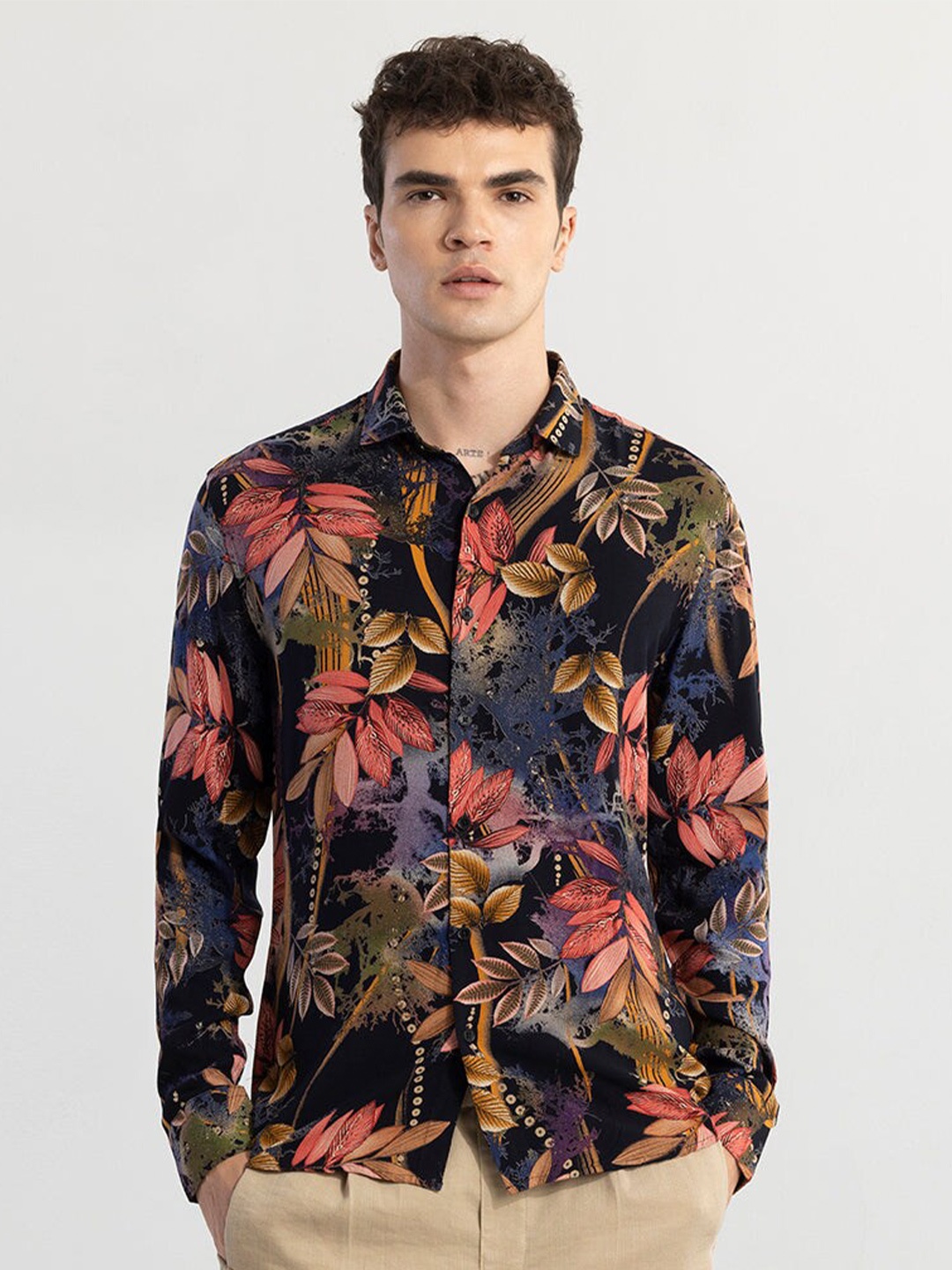 

Snitch Red Classic Slim Fit Floral Printed Spread Collar Casual Shirt