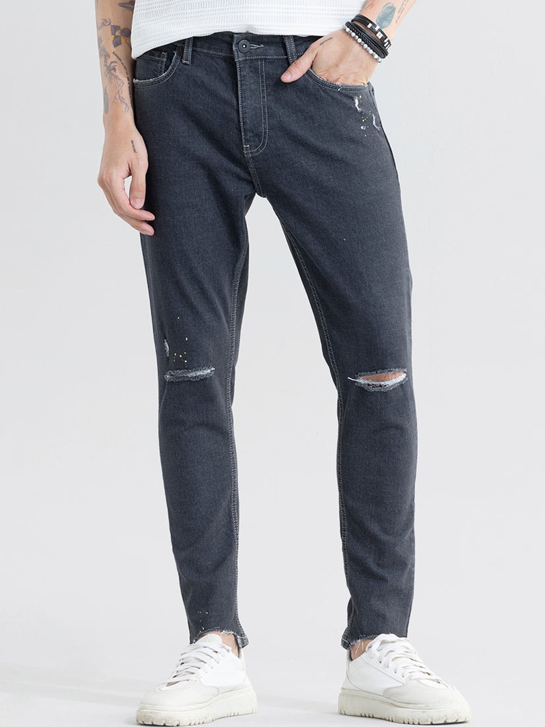 

Snitch Men Black Relaxed Fit Slash Knee Stretchable Jeans