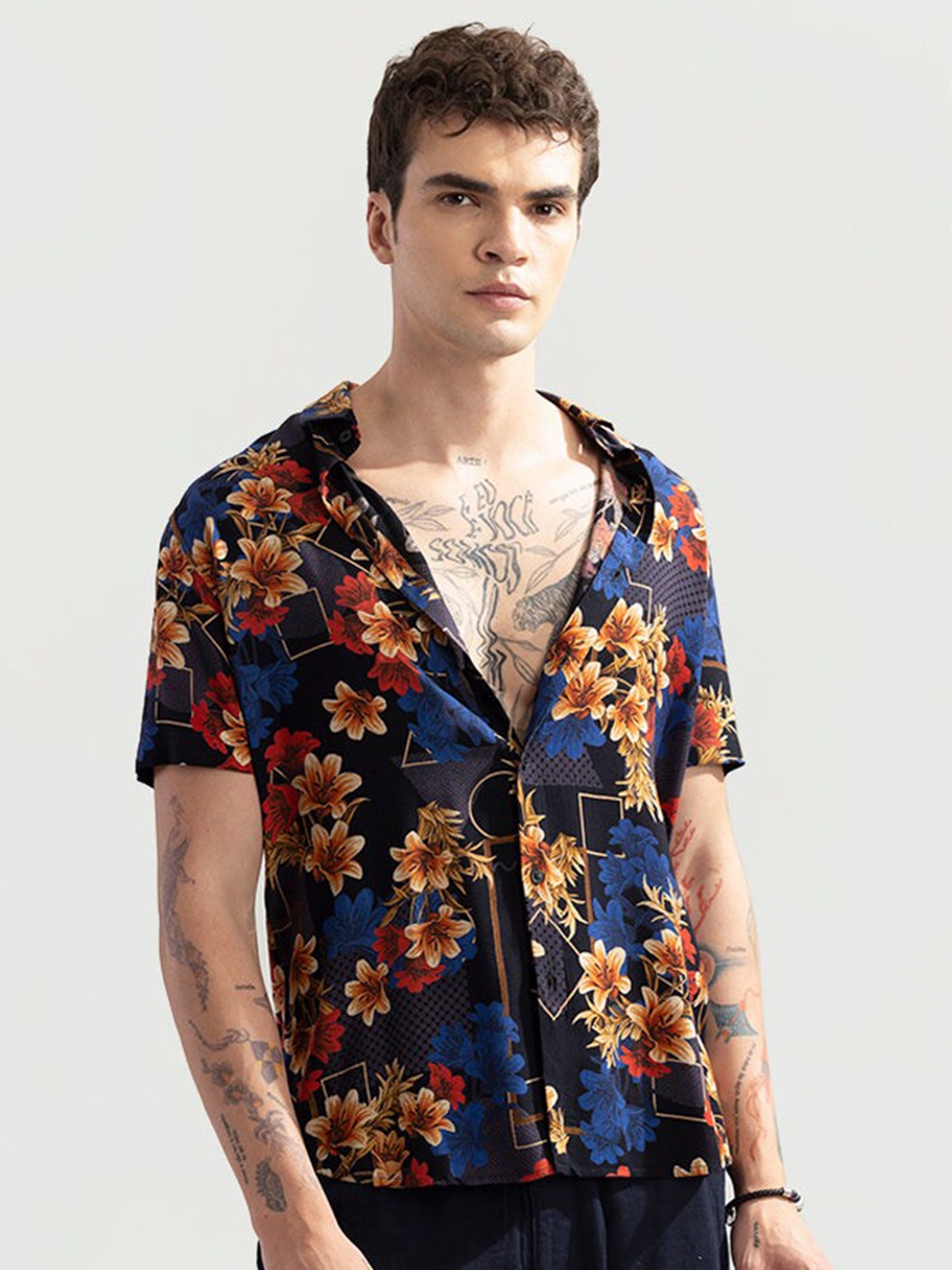 

Snitch Black Classic Slim Fit Floral Printed Casual Shirt