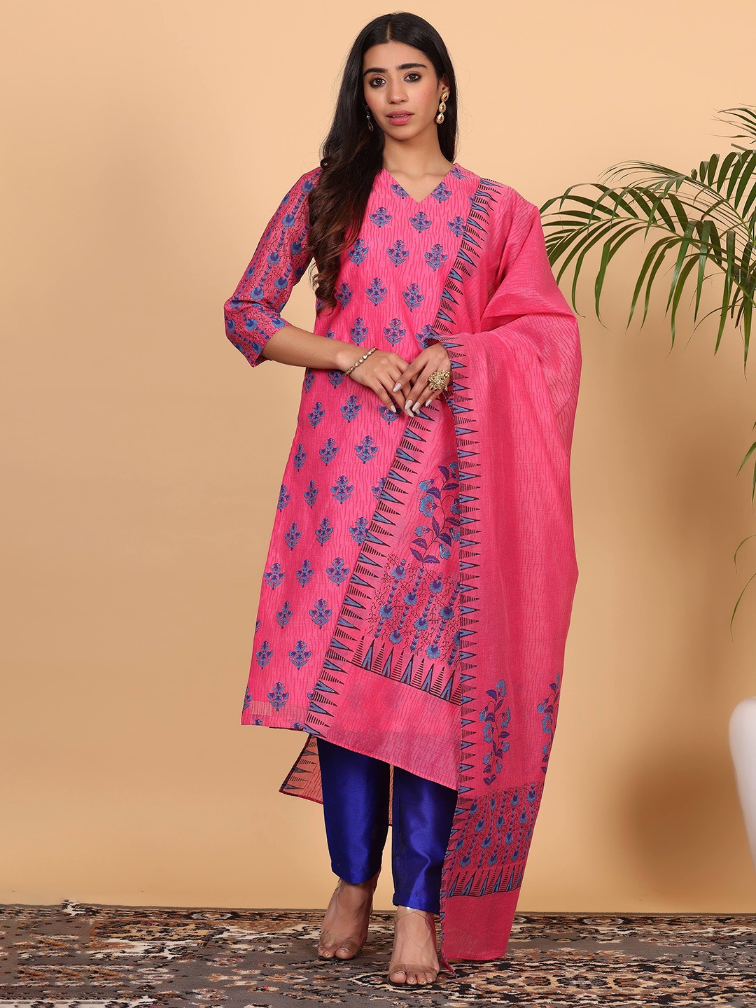 

KAANCHIE NANGGIA Ethnic Motifs Printed Straight Kurta With Trousers & Dupatta, Pink