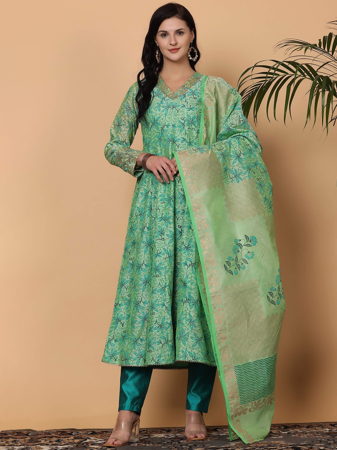 

KAANCHIE NANGGIA Floral Printed Regular Gotta Patti A-Line Kurta with Trousers & Dupatta, Green